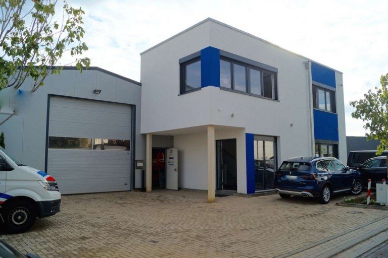 Ansicht Vorderseite Korschenbroich Lager Neuwertige Gewerbeeinheit mit optimaler Infrastruktur