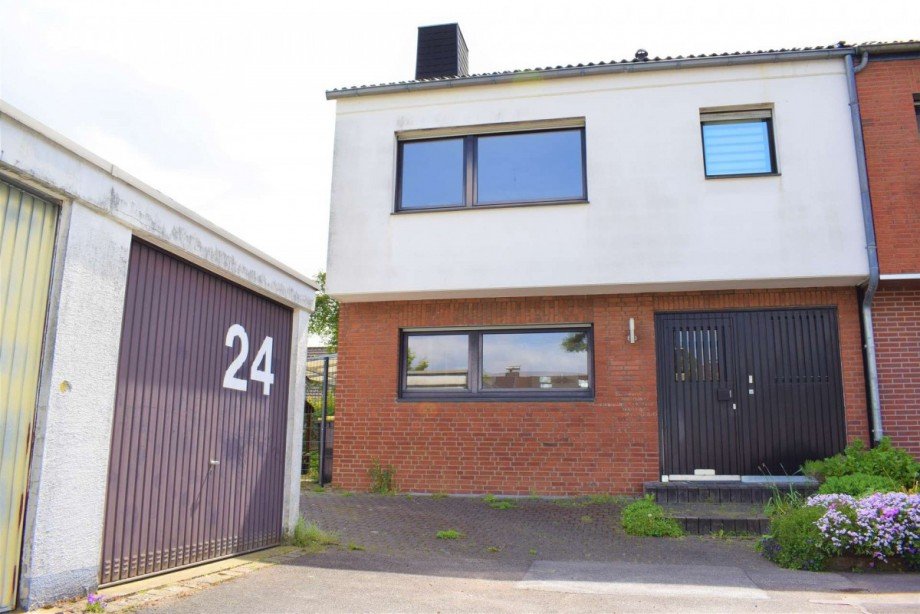 Hausansicht mit Garage Reihenendhaus Kaarst