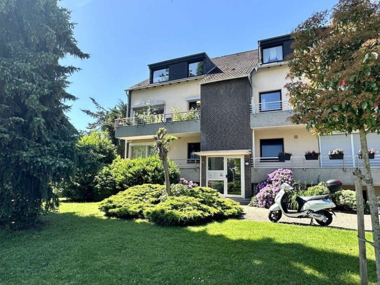 Hausansicht Vorderseite Neuss Dachgeschosswohnung Modernisierte Dachgeschosswohnung in beliebter Wohnlage