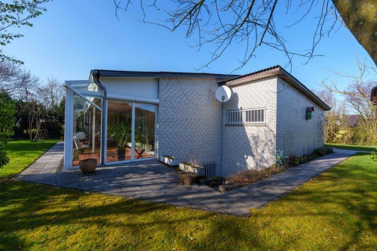 Bungalow - Seitenansicht Neuss Bungalow Exklusiver Bungalow mit Wintergarten & gro�z�gigem Garten