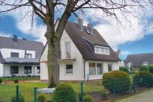 Hausansicht Vorderseite Freistehendes Einfamilienhaus auf gro�em Grundst�ck in sehr beliebter Lage