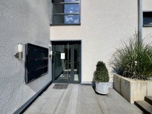 Hauseingang Moderne 4 Zimmerwohnung mit Garten und Garage