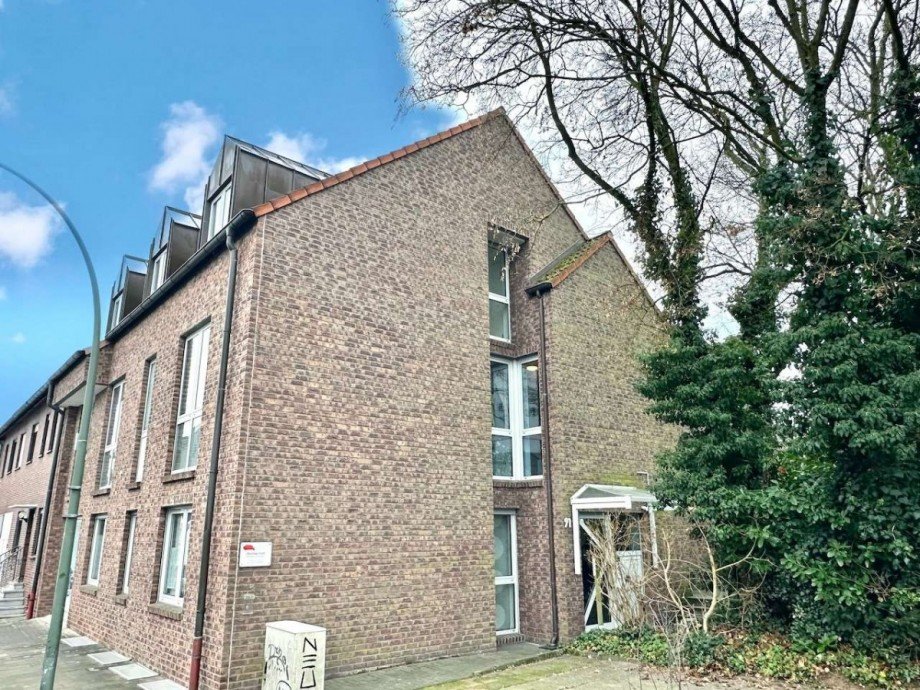 Hausansicht Vorderseite Dachgeschosswohnung Neuss
