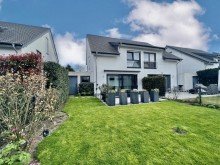 Hausansicht R�ckseite Energiesparen in moderner Doppelhaush�lfte