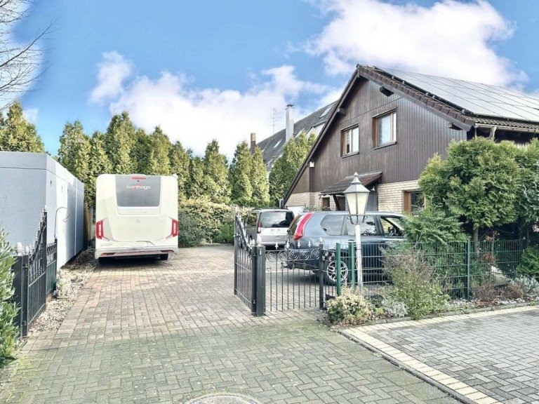 Hausansicht Vorderseite Dormagen Einfamilienhaus Energiesparen im Einfamilienhaus mit gro�em Grundst�ck