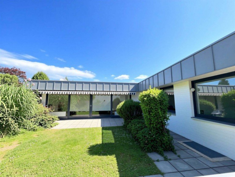 Hausansicht R�ckseite Neuss Bungalow Gro�er Bungalow mit Einliegerwohnung in beliebter Wohnlage