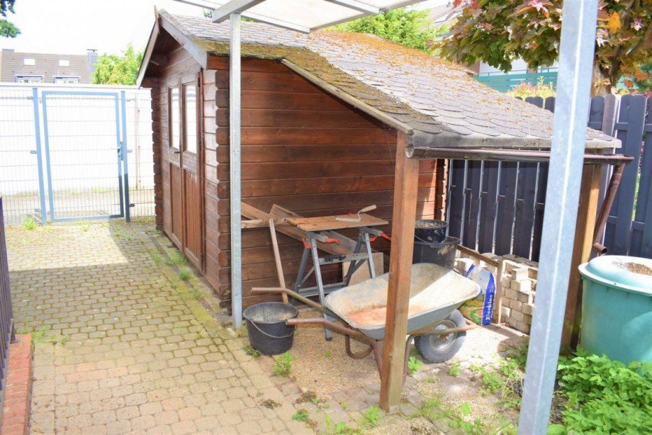 Gartenhaus mit Unterstellplatz Reihenendhaus Kaarst