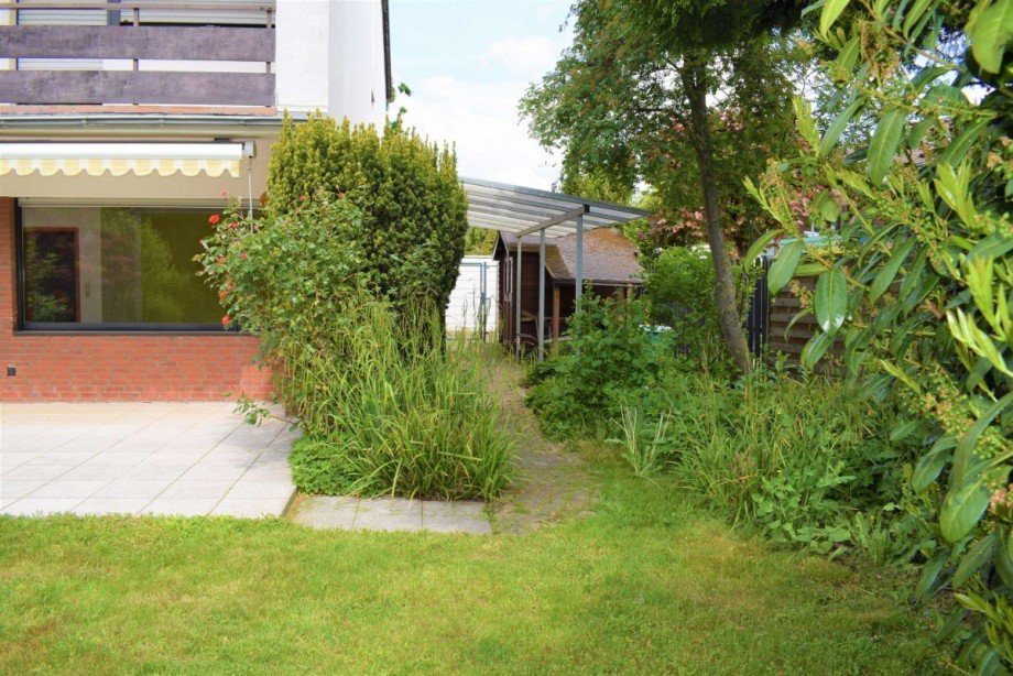 Weg zum Gartenhaus und Stellplatz Reihenendhaus Kaarst