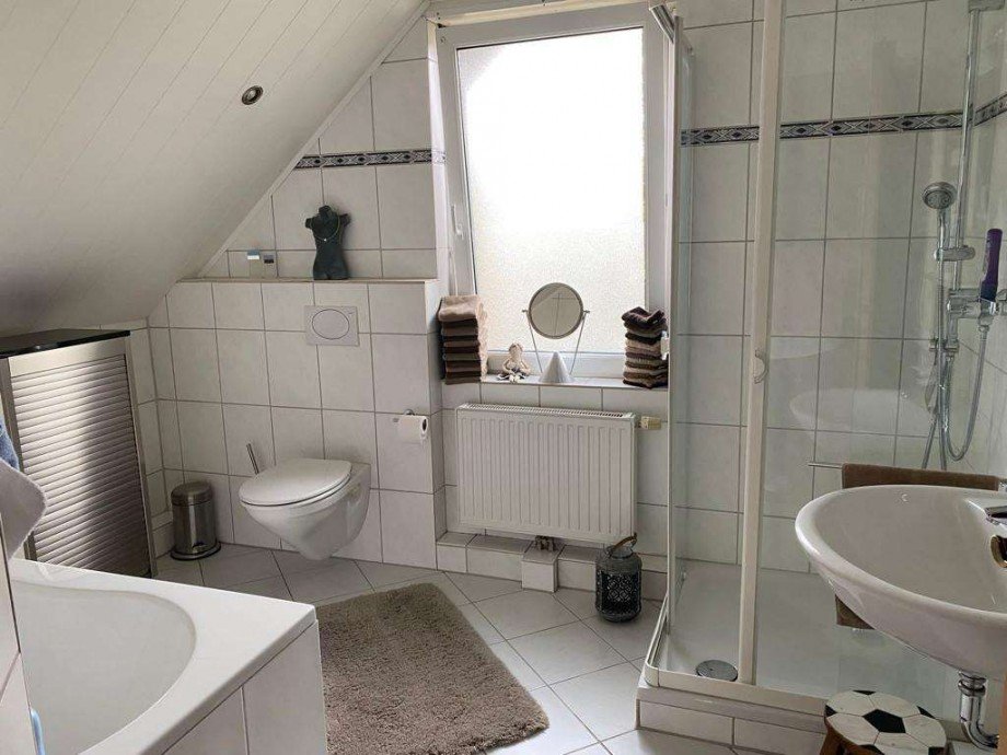 Badezimmer Wohnung obere Etage Zweifamilienhaus Kaarst