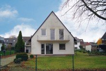 Hausansicht Vorderseite Freistehendes Einfamilienhaus auf gro�em Grundst�ck in sehr beliebter Lage