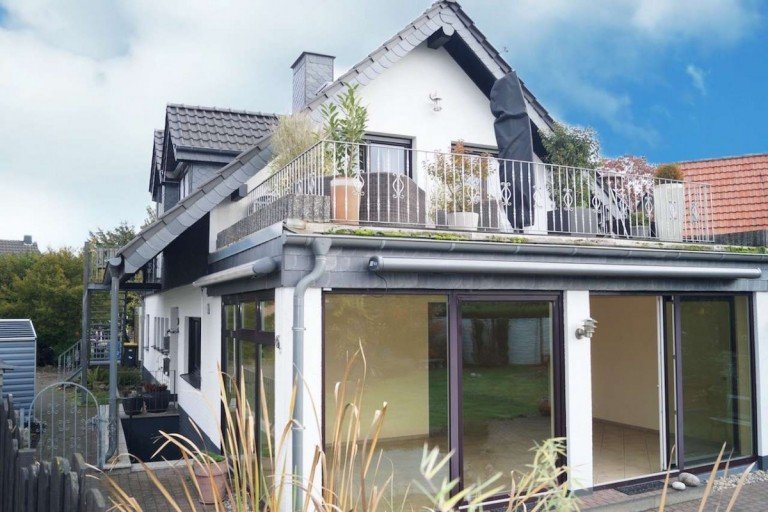 Hausansicht Gartenseite Kaarst Zweifamilienhaus Zweifamilienhaus mit gro�em Grundst�ck und vielf�ltige Nutzungsm�glichkeiten