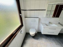 Badezimmer Erdgeschoss Freistehendes Einfamilienhaus mit viel Platz