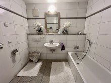 Badezimmer Moderne 4 Zimmerwohnung mit Garten und Garage
