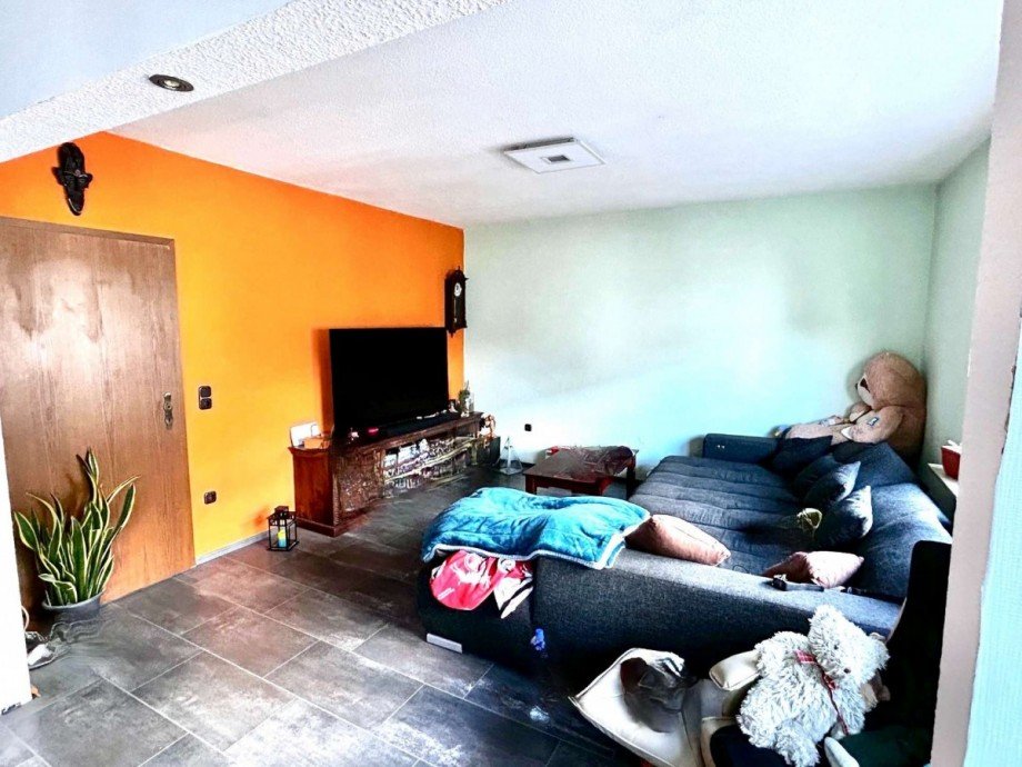 Wohnzimmer Wohnung obere Etage Mehrfamilienhaus Neuss