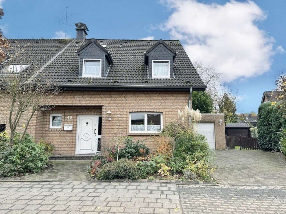 Hausansicht Vorderseite Doppelhaush�lfte Neuss