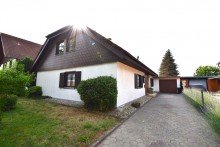 Vorderansicht Freistehendes Einfamilienhaus in wundersch�ner Lage mit gro�em Garten