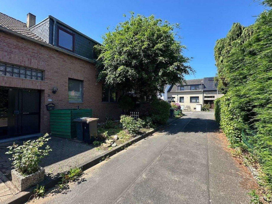 Anliegerstra�e Zweifamilienhaus Korschenbroich