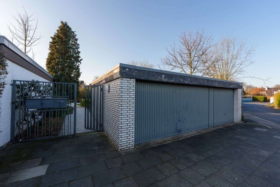 Zugang zum Bungalow mit Garage Bungalow Neuss