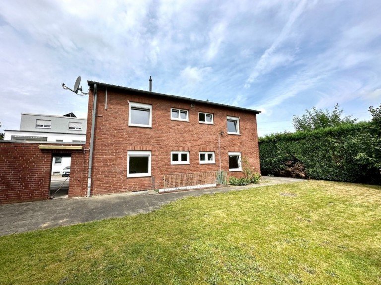 Hausansicht R�ckseite Rommerskirchen Zweifamilienhaus Modernisiertes Zweifamilienhaus mit vielen Nutzungsm�glichkeiten