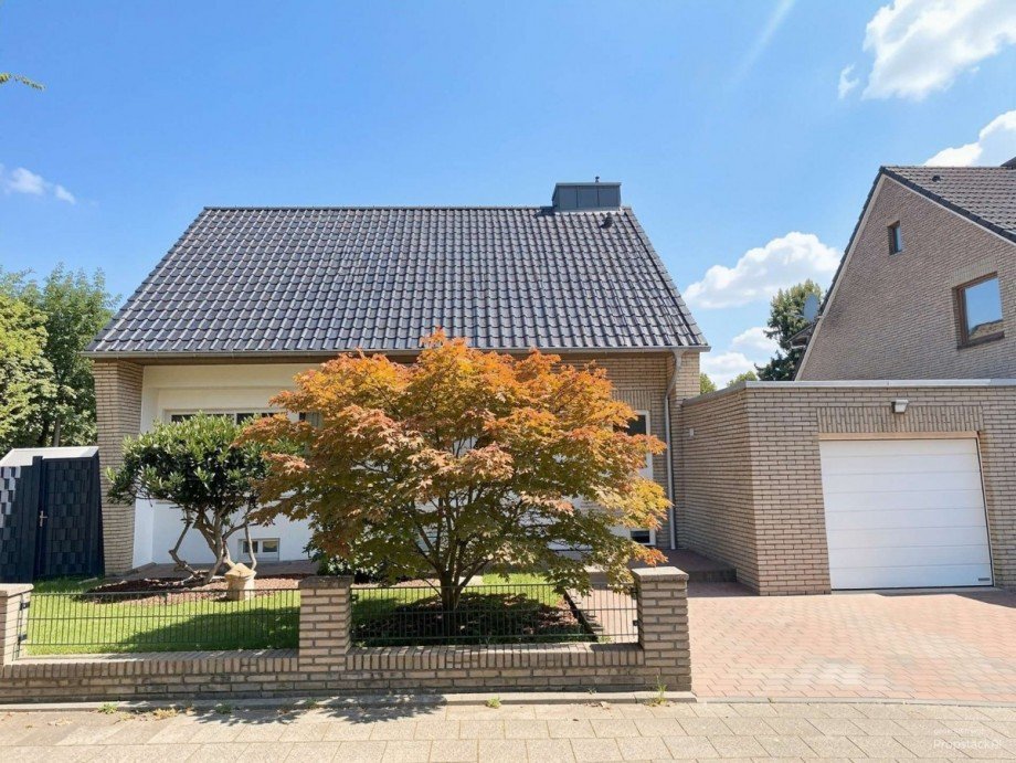 Hausansicht Vorderseite Einfamilienhaus Neuss