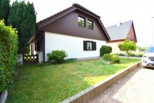 Vorderansicht Freistehendes Einfamilienhaus in wundersch�ner Lage mit gro�em Garten