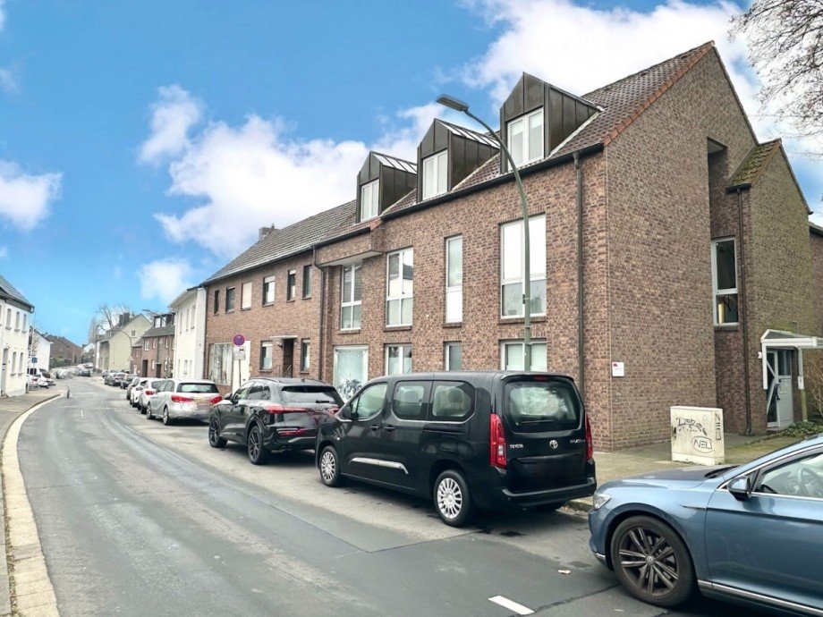 Anliegerstra�e Dachgeschosswohnung Neuss