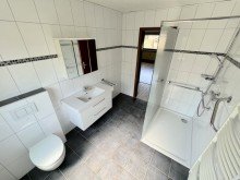 Badezimmer Erdgeschoss Freistehendes Einfamilienhaus mit viel Platz