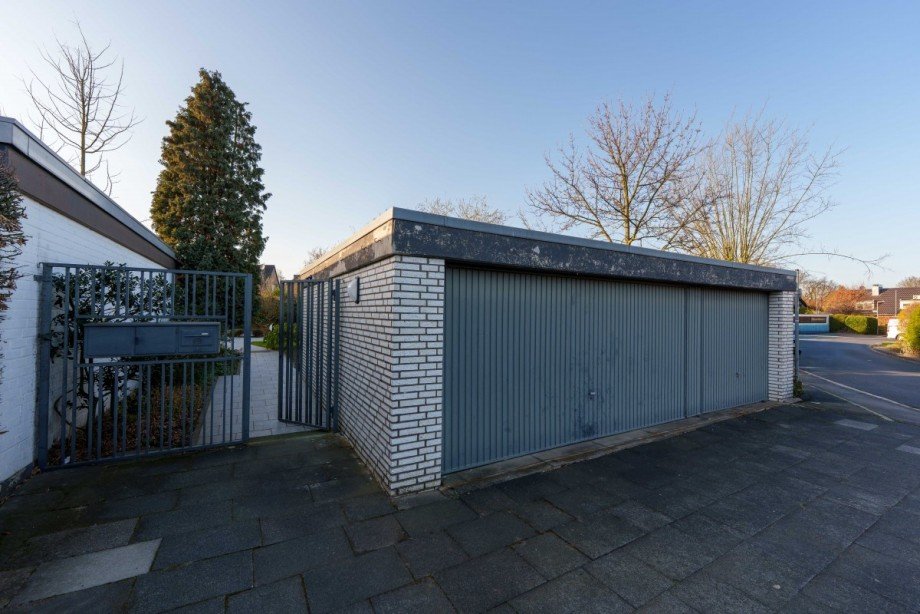 Zugang zum Bungalow mit Garage Bungalow Neuss