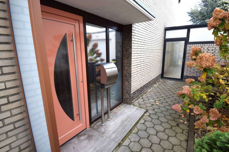 Hauseingang und Weg zum Wintergarten Einfamilienhaus J�chen