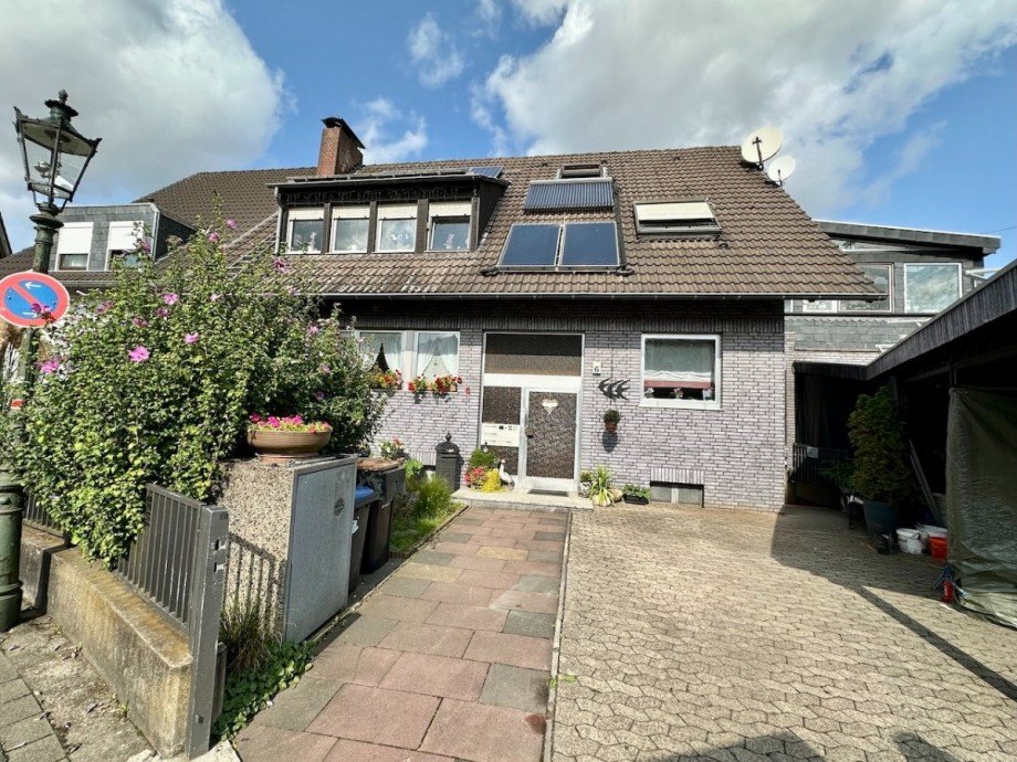 Hausansicht Vorderseite Zweifamilienhaus D�sseldorf