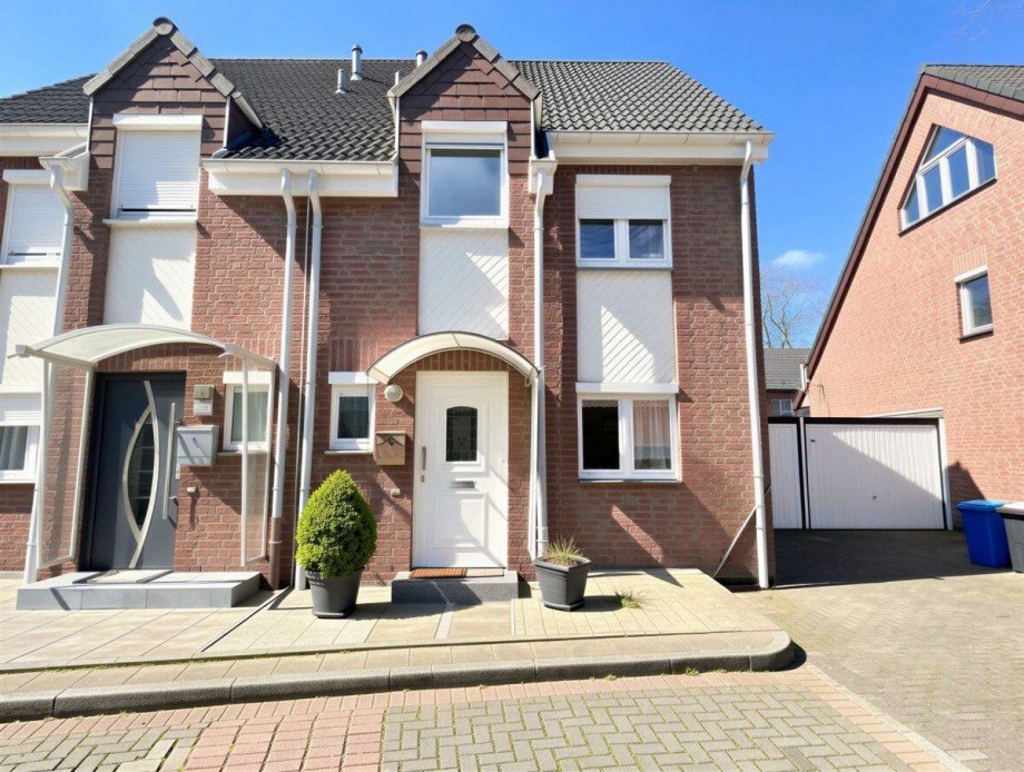 Hausansicht Vorderseite Doppelhaush�lfte Neuss