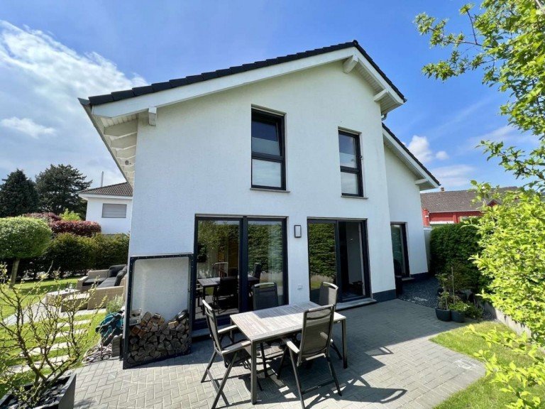 Hausansicht R�ckseite Korschenbroich Einfamilienhaus Energiesparen im exklusiven Einfamilienhaus