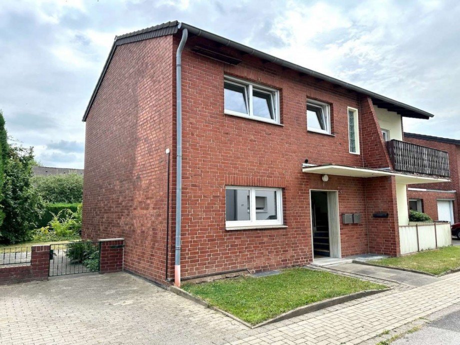 Hausansicht Vorderseite Zweifamilienhaus Rommerskirchen