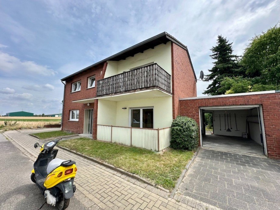 Hausansicht Vorderseite Zweifamilienhaus Rommerskirchen