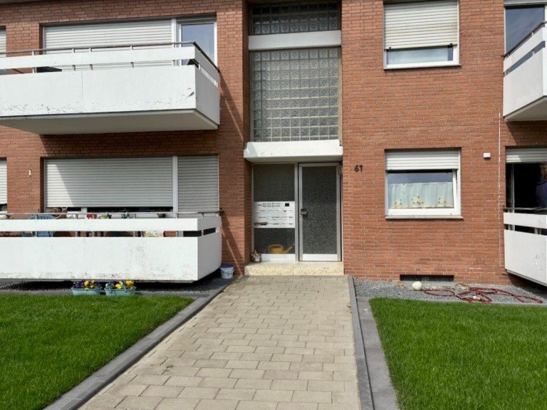 Hausansicht Vorderseite Kaarst Wohnung Erdgeschoss Apartment mit Balkon und Stellplatz
