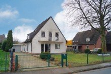 Hausansicht Vorderseite Freistehendes Einfamilienhaus auf gro�em Grundst�ck in sehr beliebter Lage