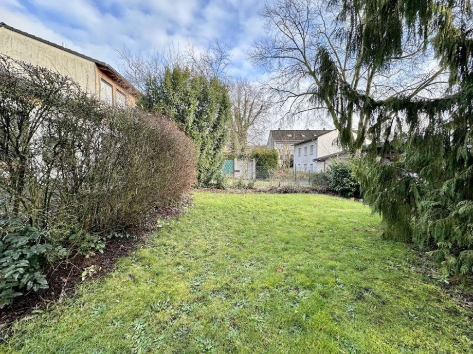 Garten Hausvorderseite Doppelhaush�lfte Neuss