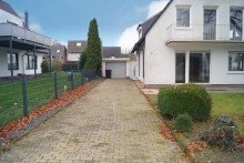 Einfahrt Freistehendes Einfamilienhaus auf gro�em Grundst�ck in sehr beliebter Lage