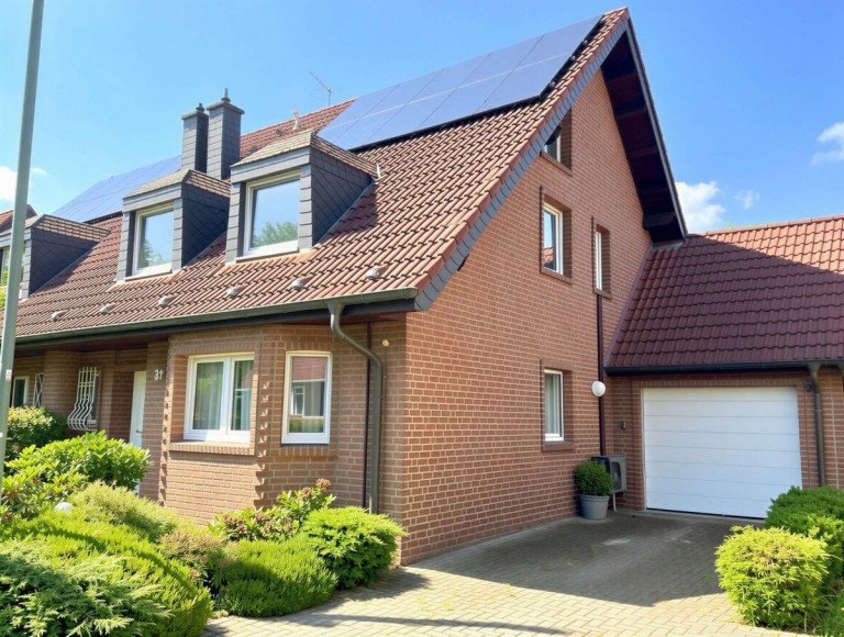 Hausansicht Vorderseite Neuss Doppelhaush�lfte Energiesparen in lichtdurchfluteter Doppelhaush�lfte
