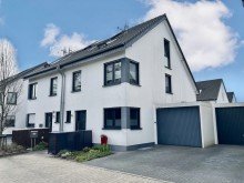 Hausansicht Vorderseite Energiesparen in moderner Doppelhaush�lfte