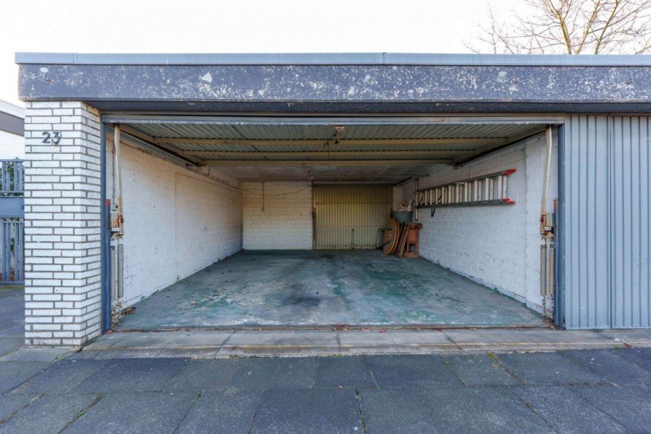 Blick in die Garage Bungalow Neuss