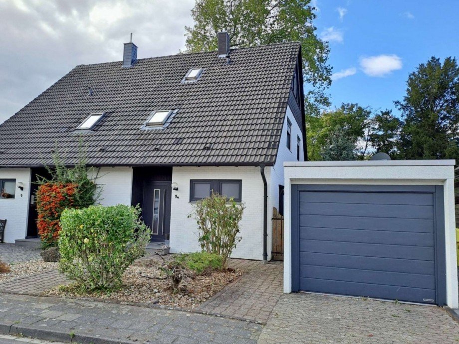 Hausansicht Vorderseite Doppelhaush�lfte Grevenbroich