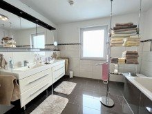 Badezimmer Energiesparen in moderner Doppelhaush�lfte