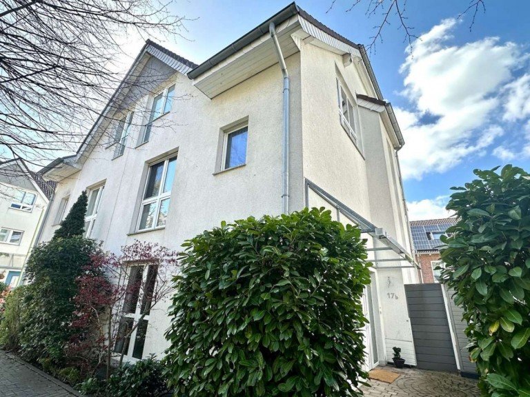Hausansicht Vorderseite Neuss Doppelhaush�lfte Moderne Doppelhaush�lfte inkl. zwei Tiefgaragenstellpl�tzen
