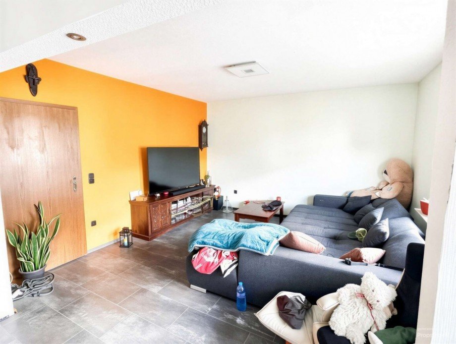 Wohnzimmer Wohnung obere Etage Mehrfamilienhaus Neuss