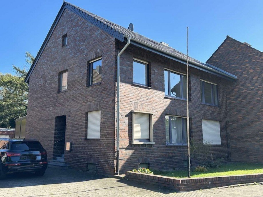 Hausansicht Vorderseite Zweifamilienhaus Neuss
