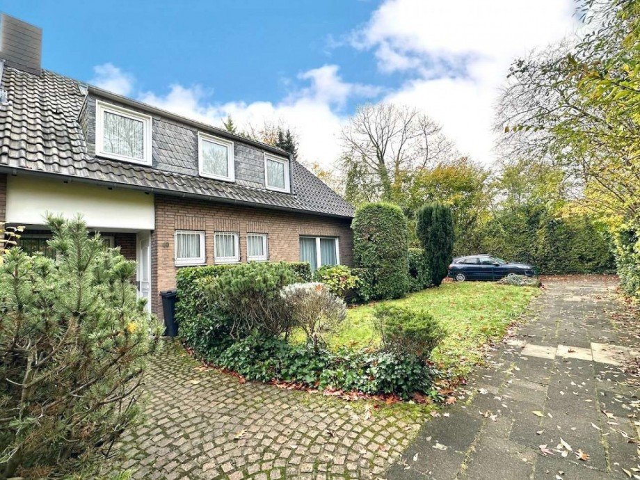 Hausanicht Vorderseite Reiheneckhaus Neuss