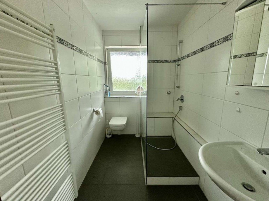 Badezimmer Wohnung erste Etage Zweifamilienhaus Neuss