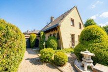Au�enansicht Freistehendes Einfamilienhaus mit gro�em Garten und Baugrundst�ck
