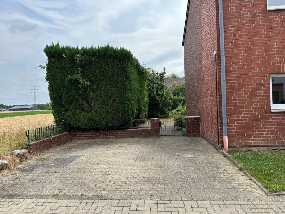 PKW Au�enstellpl�tze Zweifamilienhaus Rommerskirchen